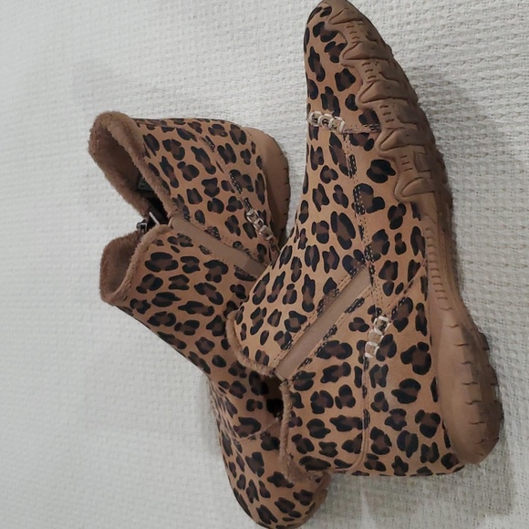 SKECHERS Animal Print size 8 booties. - Picture 3 of 4